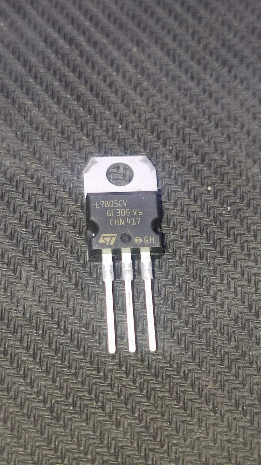 L7805CV-DG ST VOLTAGE REGULATOR TO-220 5V 1.5A