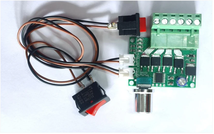 4 CHANNEL DC LIGHT DESIGN CHASER 7-15v 120A flasher